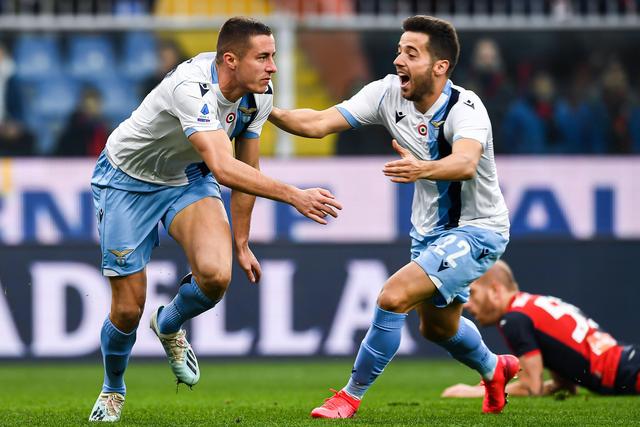 亚马尔与19岁女网红购物被偷拍 她有140多万粉丝