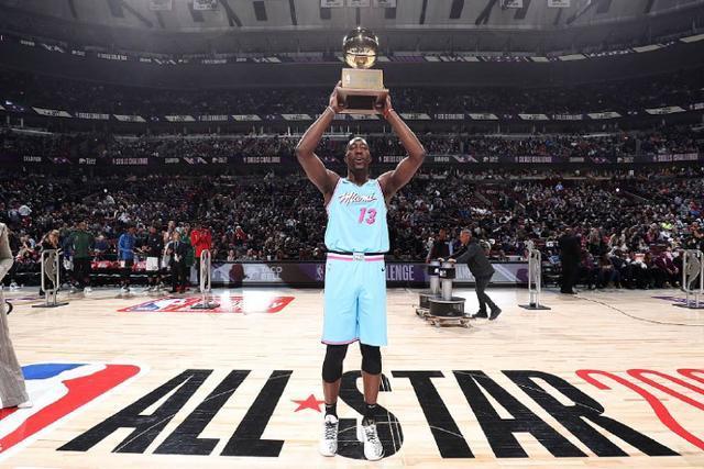 王哲林8分上海力克江苏获首胜 崔晓龙空砍24分